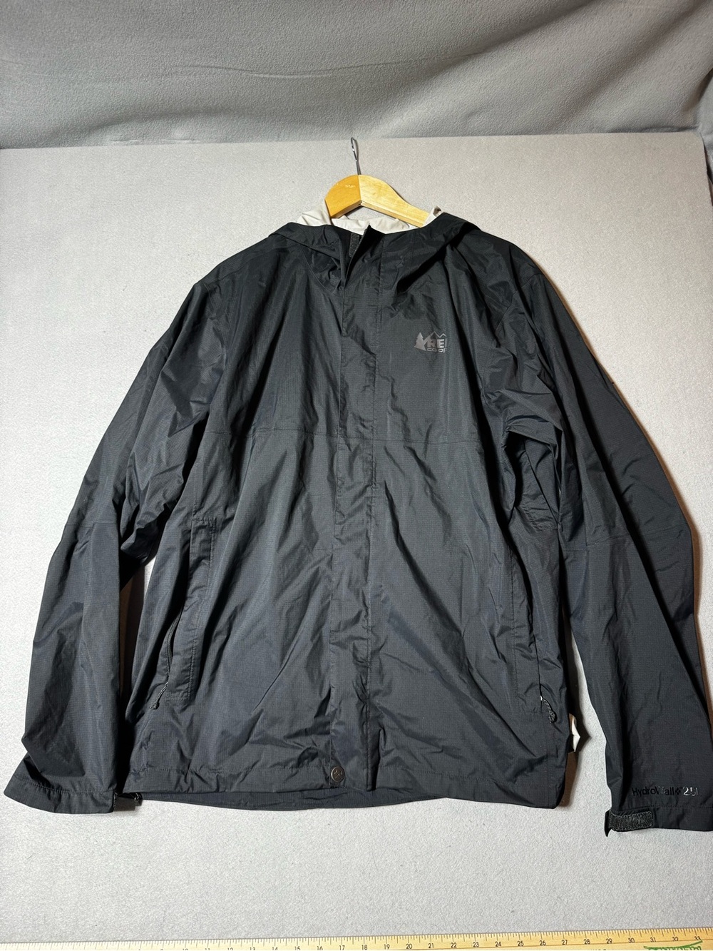 REI Men’s Black Lightweight Hooded RainJacket Windbreaker Size XL